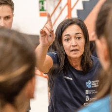 Daniela Savic frente a un muro